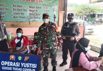 Babinsa Koramil 1015-10/Kotabesi Sosialisasi PPKM dan Bagikan Masker di Wilayah Binaan