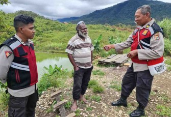 Melalui Pembuatan Kandang Babi, Program Kasuari Sejahterakan Warga Oksibil