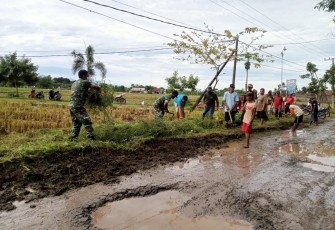 Dengan Kompaknya, Babinsa Karangjati Gotong Royong Bersama Masyarakat Bersihkan Parit