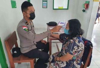 Satgas Binmas Noken Berikan Pelayanan Kesehatan Warga Distrik Oksibil