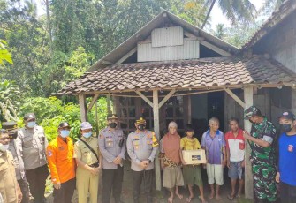 Kapolres Blitar Kota Bersama Dandim Bantu Korban Puting Beliung Dusun Gambar