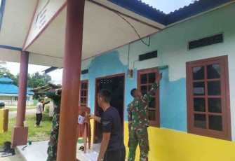 Satgas Pamtas Yonif Mekanis 643/Wns Membantu Pengecatan Taman Bacaan Desa