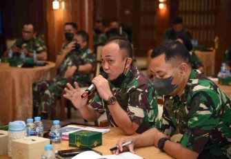 Pangkolinlamil Terima Paparan e-book, Website dan Renlibat Kolinlamil Dalam Menghadapi Kontijensi 2023