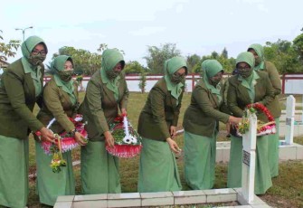 Jelang HUT ke-76, Persit KCK Cab.XLI DIM 1015/Sampit Koorcab Rem 102 PD XII/Tpr Ziarah ke Taman Makam Pahlawan