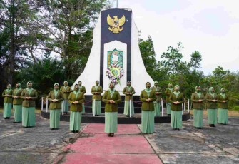 Ketua Persit Koorcabrem 121 PD XII Tanjungpura Ziarah Taman Makam Pahlawan 