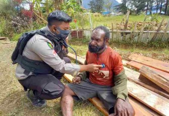 Humanisnya Tim Medis Satgas Binmas, Obati Penyakit Warga Distrik Ilaga