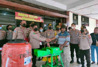 Masyarakat Pegunungan Bintang Terima Bantuan Satgas Binmas Noken Ops Damai Cartenz 