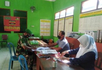 Babinsa Koramil Widodaren Komsos Dengan Perangkat Desa
