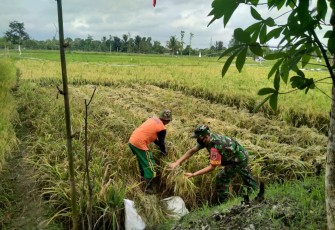 Puasa Bukan Penghalang Bagi Babinsa Komunikasi Dengan Warga