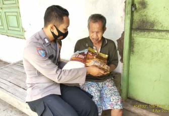 Dinas Sambil Mencari Pahala, Polisi Bagikan Sembako Ke Warga