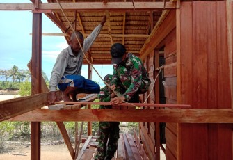 Peduli Warga Binaan, Satgas Pamtas Yonif Mekanis 643/Wns Bantu Bangun Rumah Warga 