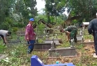 Ramadhan Berkah, Babinsa Tulakan Bersama Warga Kerja Bakti Bersihkan Tempat Pemakaman.
