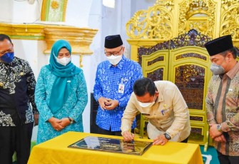 Gubernur Ansar secara resmi melaunching Pulau Penyengat Digital dengan QRIS Bank Riau Kepri di Masjid Raya Sultan Riau