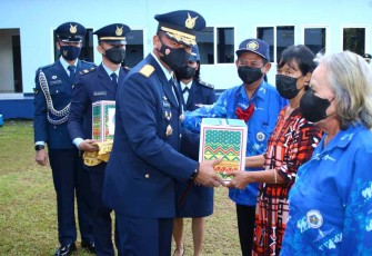 Bingkisan HUT ke 76 TNI AU dari Danlanud Sam Ratulangi teruntuk Sesepuh Pendahulu Angkatan Udara