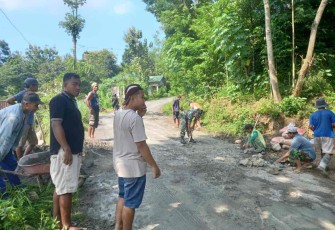 Babinsa Tugu Bersama Warga Gotong-royong Perbaiki Jalan Rusak