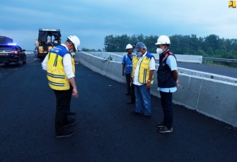 Tinjau Pelebaran Jalan Tol Cikampek, Menteri Basuki Instruksikan Bisa Fungsional H-10 Lebaran 2022
