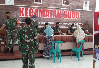 1100 Pedagang Kaki Lima dan Warung Terima BTPKLW -TNI di Koramil 0814 - 04 Gudo Kab. Jombang