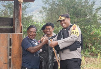 Program Kasuari, Bangun Kandang dan Berikan Bibit Ternak ke Masyarakat Distrik Ilaga