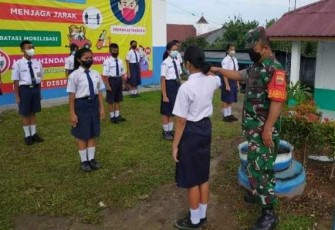 Tanamkan Disipilin, Babinsa Latih PBB Siswa SMP N 1 Sumbul
