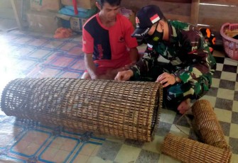 Satgas Yonif 144/JY Lestarikan Kerajinan Tangan Bubu Ikan 