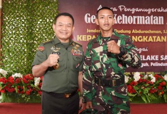 Kasad Jenderal TNI Dudung Abdurachman saat foto bersama Henz Songjanan