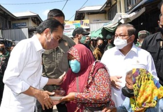 Presiden Jokowi saat Bagikan Bansos di Pasar Kanoman.
