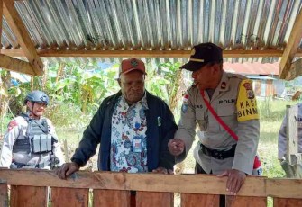 Sambangi Tokoh Agama Puncak, Cek Kandang Bantuan Satgas Binmas Noken Operasi Damai Cartenz 2022