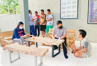Tiga orang terduga PMI Ilegal saat diamankan di Kampung Panglong, Desa berakit, Kecamatan Teluk Sebong, Kabupaten Bintan, Kamis (14/4/2022).