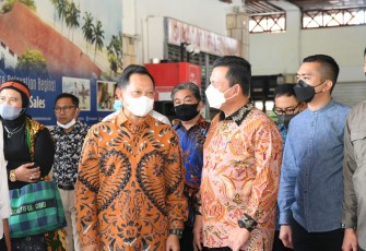 Mendagri RI, Tito Karnavian didampingi Gubernur Kepri H. Ansar Ahmad dan Wali Kota Batam, M. Rudi, saat berkunjung ke Nongsa Sensassion, Kota Batam, Jumat (15/4/2022).