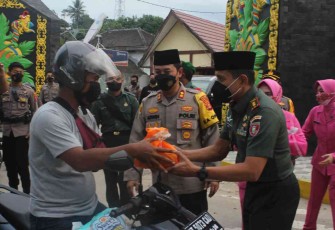 Ramadan Berkah, Dandim Kutai Kartanegara Bersama Kapolres Kompak Bagikan Takjil