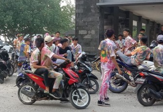 Ratusan Siswa SMA Pesibar konvoi rayakan kelulusan