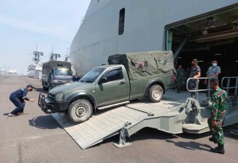 KRI Banjarmasin-592 Sukses Jalankan Misi Serpas Yonif TNI AD