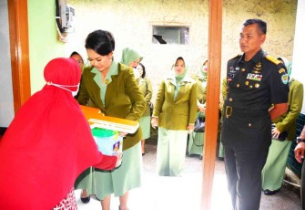Tuti 60 Tahun Warga Cikole, Dapat Rumah Baru Dari Ketua Persit KCK Daerah III/Siliwangi