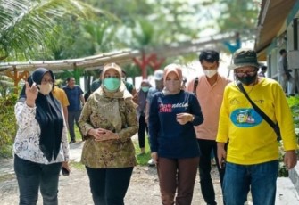 Wagub Chusnunia, saat meninjau lokasi pelaksanaan Krui Pro QS 5000 di Pesisir Barat