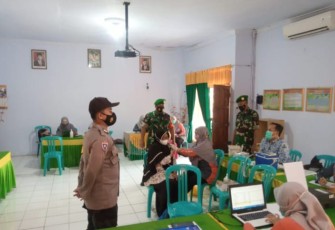 Sertu Samsul Huda Dampingi Pelaksanaan Vaksinasi