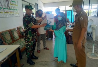 Peltu Muhabib ketika menyerahkan bantuan sembako