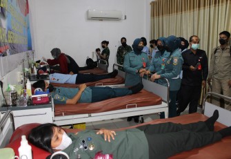 Donor darah wanita garnizun dalam rangka apel bersama