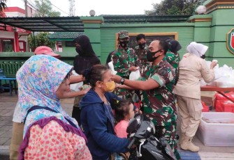 Dandim Ngawi Terjun Langsung Bagikan Takjil kepada Masyarakat