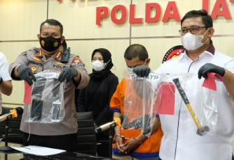 Konferensi Pers Polda Jatim, Senin (18/04/2022).
