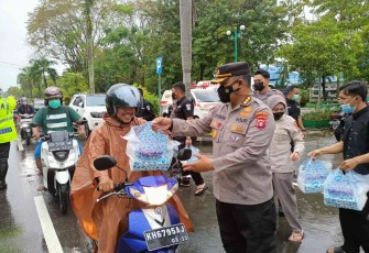 Tak Peduli Hujan, Tetap Bersemangat Bagikan Takjil 