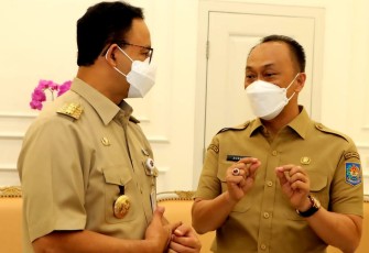 Dirjen Dukcapil Zudan Arif Fakrulloh (kanan) saat bersama Gubernur Anies Baswedan