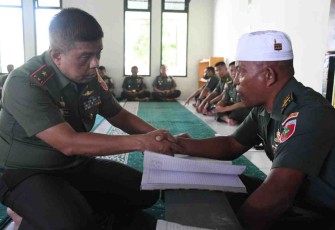 Prajurit Korem 142/Tatag Serahkan Zakat Fitrah