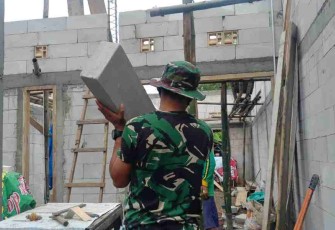 Babinsa Koramil Ngawi Gotong Royong Bedah Rumah Warga  