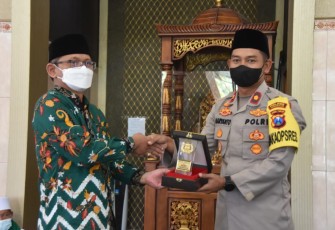Ketua PCNU Kabupaten Trenggalek, KH Fathullah Sholeh, bersama Wakapolres Trenggalek Kompol Haryanto