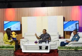 Danlantamal VII (tengah) menjadi narasumber talk show di TVRI Kupang NTT, Rabu (20/4/22) 