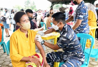 Diskes Lantamal XI Merauke vaksinasi masyarakat di lapangan Mandala, Rabu (20/4/22)