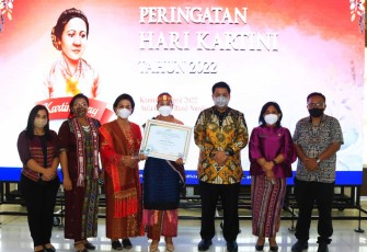 Wanita Asal Samosir Justina Tarigan terima penghargaan di Aula Tengku Rizal Nurdin, Kamis (21/4/2022).