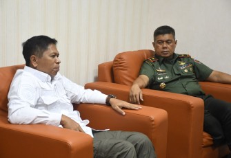 Kabinda Sulbar (putih) saat menerima Danrem 142/Tatag diruang kerjanya. Kamis (21/4/22)