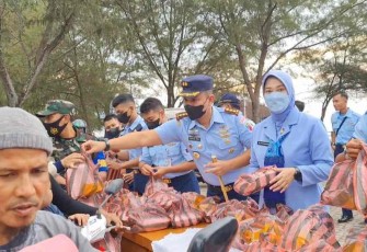 Danlanud Mus (pakai tongkat komando) langsung memberikan bingkisan kepada masyarakat 