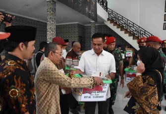 Danjen Kopassus (baju putih) berikan langsung bantuan sembako. Rabu (20/4/22)